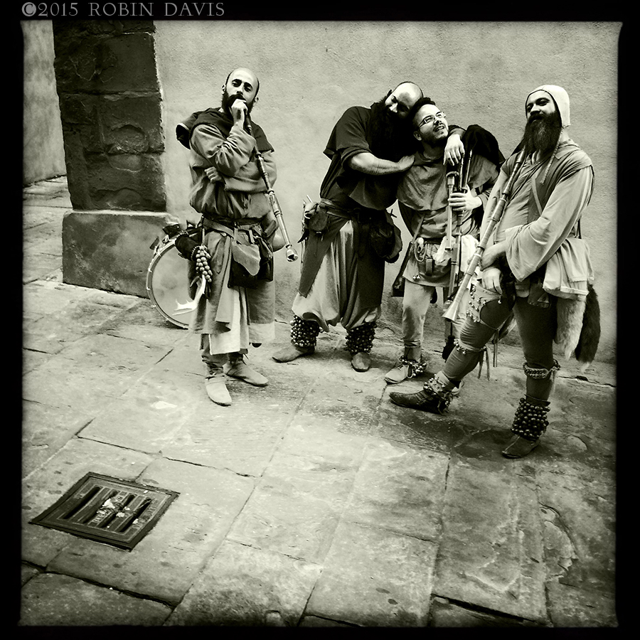 Robin Davis Photography, Cortona Center of Photography, Medival Music, Medieval Musicians, Italy, Italian, bagpipes, bagpipers, Cortona, Arcidado, Tuscany